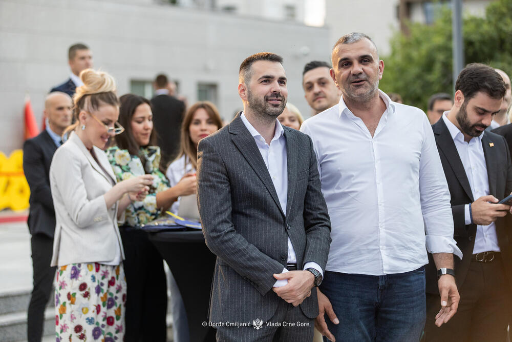 <p>Premijer je istakao da dobijanje IBAR-a nije zasluga samo visokih funkcionera i medijski izloženih političkih ličnosti, već posljedica zalaganja svih onih koji su marljivim radom, posvećeni državnom interesu doprinjeli da se najsitniji detalji u privremenim mjerilima identifikuju i materijalizuju kroz preduzete aktivnosti</p>