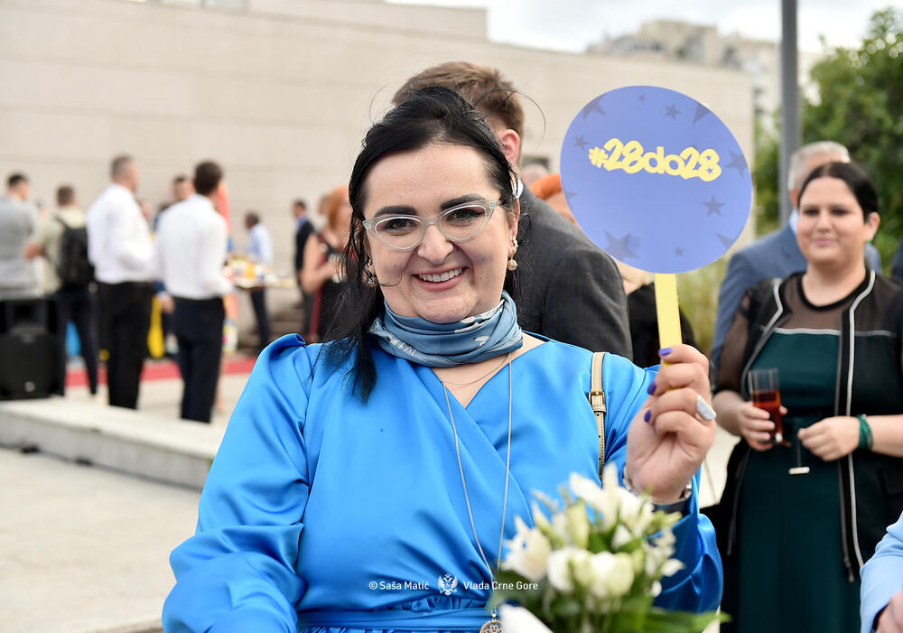 <p>Premijer je istakao da dobijanje IBAR-a nije zasluga samo visokih funkcionera i medijski izloženih političkih ličnosti, već posljedica zalaganja svih onih koji su marljivim radom, posvećeni državnom interesu doprinjeli da se najsitniji detalji u privremenim mjerilima identifikuju i materijalizuju kroz preduzete aktivnosti</p>