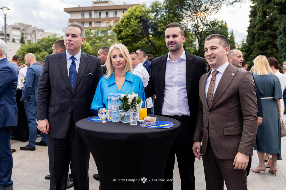 <p>Premijer je istakao da dobijanje IBAR-a nije zasluga samo visokih funkcionera i medijski izloženih političkih ličnosti, već posljedica zalaganja svih onih koji su marljivim radom, posvećeni državnom interesu doprinjeli da se najsitniji detalji u privremenim mjerilima identifikuju i materijalizuju kroz preduzete aktivnosti</p>