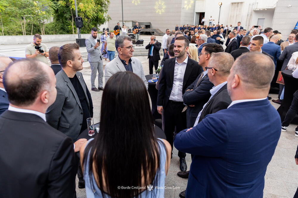 <p>Premijer je istakao da dobijanje IBAR-a nije zasluga samo visokih funkcionera i medijski izloženih političkih ličnosti, već posljedica zalaganja svih onih koji su marljivim radom, posvećeni državnom interesu doprinjeli da se najsitniji detalji u privremenim mjerilima identifikuju i materijalizuju kroz preduzete aktivnosti</p>