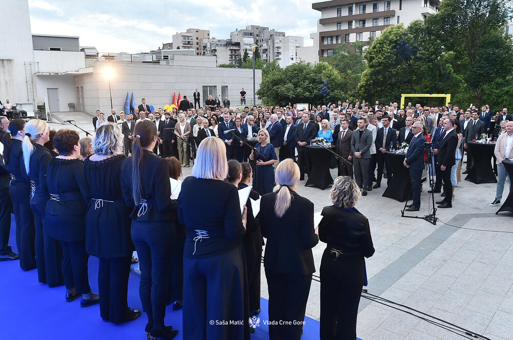 <p>Premijer je istakao da dobijanje IBAR-a nije zasluga samo visokih funkcionera i medijski izloženih političkih ličnosti, već posljedica zalaganja svih onih koji su marljivim radom, posvećeni državnom interesu doprinjeli da se najsitniji detalji u privremenim mjerilima identifikuju i materijalizuju kroz preduzete aktivnosti</p>