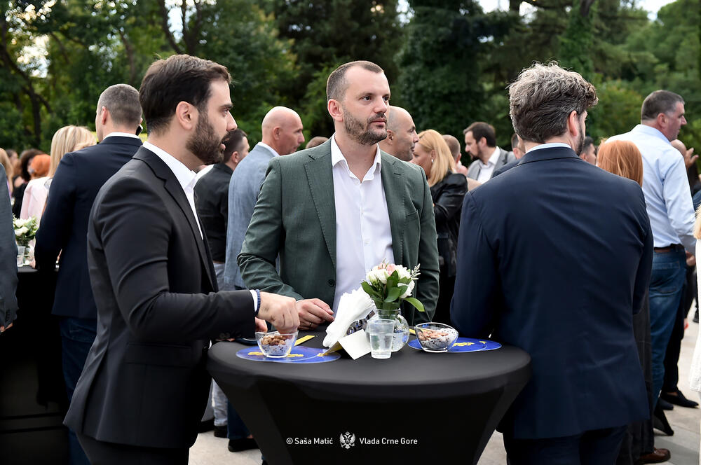 <p>Premijer je istakao da dobijanje IBAR-a nije zasluga samo visokih funkcionera i medijski izloženih političkih ličnosti, već posljedica zalaganja svih onih koji su marljivim radom, posvećeni državnom interesu doprinjeli da se najsitniji detalji u privremenim mjerilima identifikuju i materijalizuju kroz preduzete aktivnosti</p>