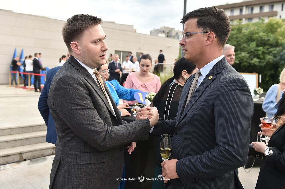 <p>Premijer je istakao da dobijanje IBAR-a nije zasluga samo visokih funkcionera i medijski izloženih političkih ličnosti, već posljedica zalaganja svih onih koji su marljivim radom, posvećeni državnom interesu doprinjeli da se najsitniji detalji u privremenim mjerilima identifikuju i materijalizuju kroz preduzete aktivnosti</p>