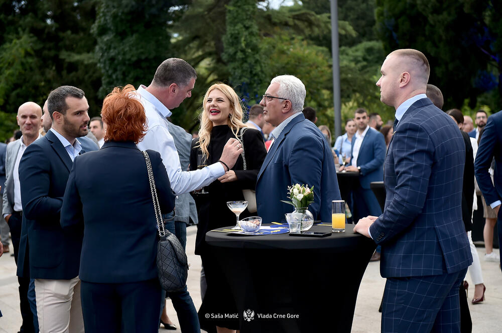 <p>Premijer je istakao da dobijanje IBAR-a nije zasluga samo visokih funkcionera i medijski izloženih političkih ličnosti, već posljedica zalaganja svih onih koji su marljivim radom, posvećeni državnom interesu doprinjeli da se najsitniji detalji u privremenim mjerilima identifikuju i materijalizuju kroz preduzete aktivnosti</p>