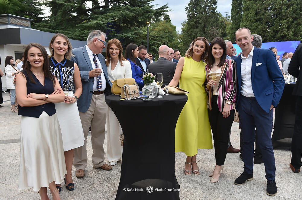 <p>Premijer je istakao da dobijanje IBAR-a nije zasluga samo visokih funkcionera i medijski izloženih političkih ličnosti, već posljedica zalaganja svih onih koji su marljivim radom, posvećeni državnom interesu doprinjeli da se najsitniji detalji u privremenim mjerilima identifikuju i materijalizuju kroz preduzete aktivnosti</p>