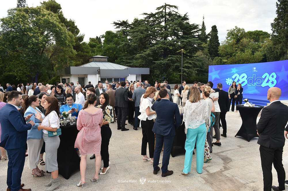 <p>Premijer je istakao da dobijanje IBAR-a nije zasluga samo visokih funkcionera i medijski izloženih političkih ličnosti, već posljedica zalaganja svih onih koji su marljivim radom, posvećeni državnom interesu doprinjeli da se najsitniji detalji u privremenim mjerilima identifikuju i materijalizuju kroz preduzete aktivnosti</p>