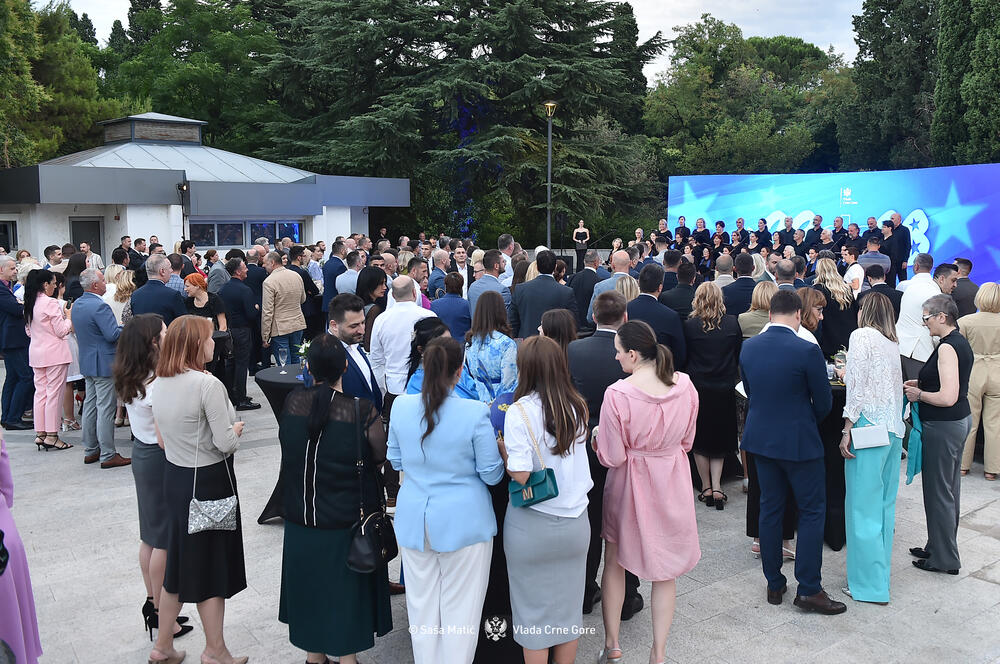 <p>Premijer je istakao da dobijanje IBAR-a nije zasluga samo visokih funkcionera i medijski izloženih političkih ličnosti, već posljedica zalaganja svih onih koji su marljivim radom, posvećeni državnom interesu doprinjeli da se najsitniji detalji u privremenim mjerilima identifikuju i materijalizuju kroz preduzete aktivnosti</p>