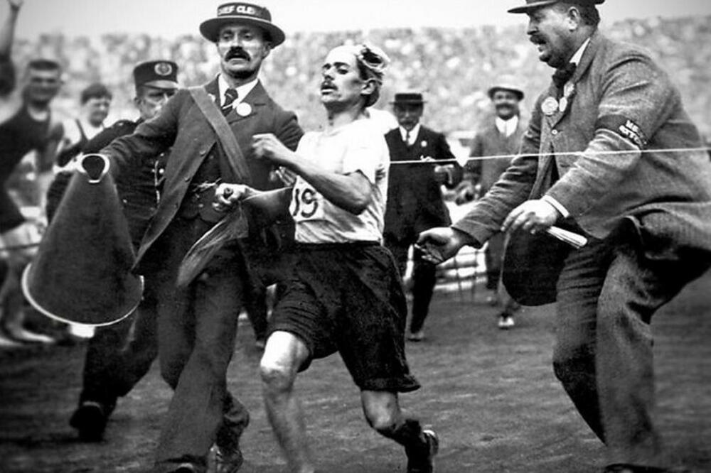 Gledaoci pomažu Italijanu Dorandu Pjetriju da prođe kroz cilj trke u maratonu, Foto: Olympics