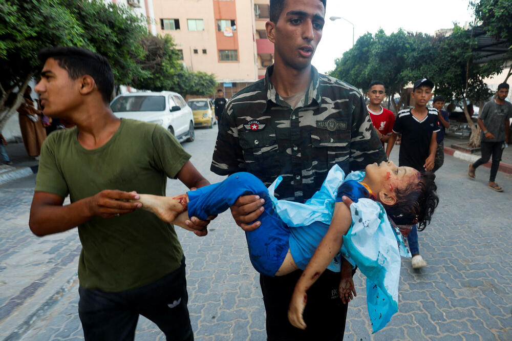 Palestinac nosi dijete poginulo u izraelskom bombardovanju Kan Junisa, Foto: REUTERS