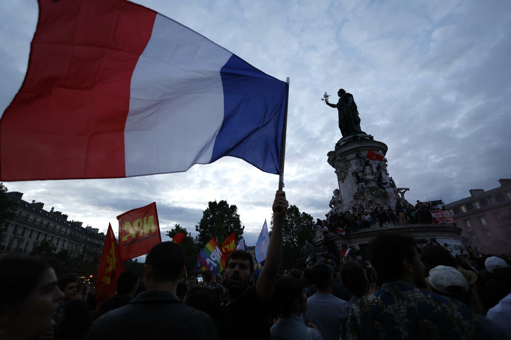 Francuzi su sinoć slavili na Trgu republike u Parizu, Foto: Beta/AP