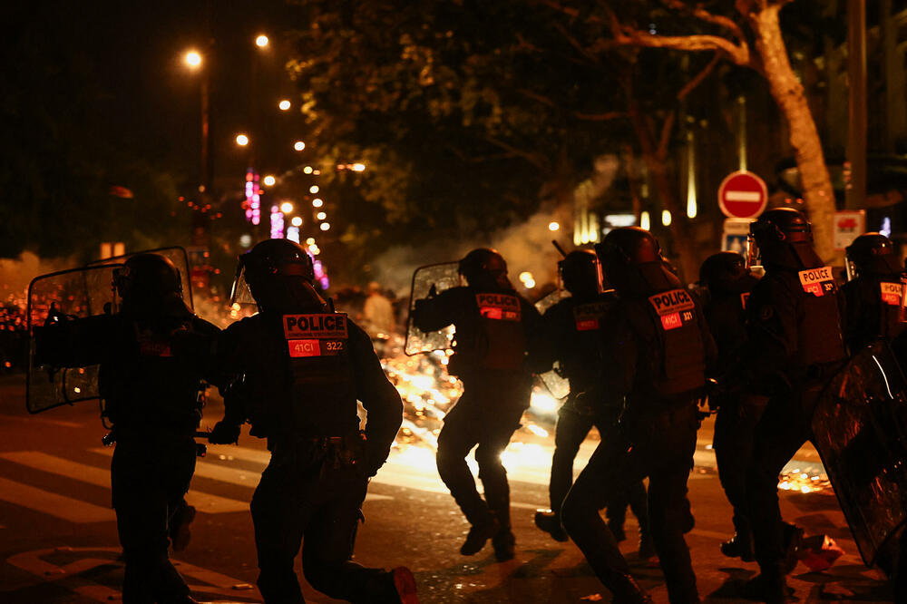 Policija se sinoć sukobila sa demonstrantima na Trgu Republike u Parizu
