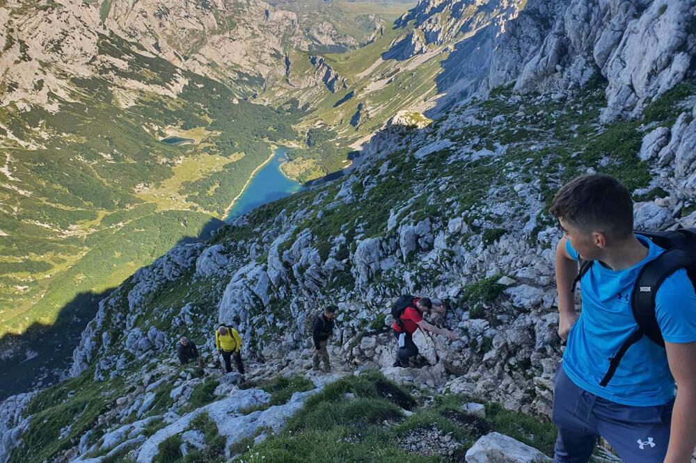 Šestočlana ekipa se popela na Bobotov kuk, Foto: Društvo mladih ekologa Nikšić