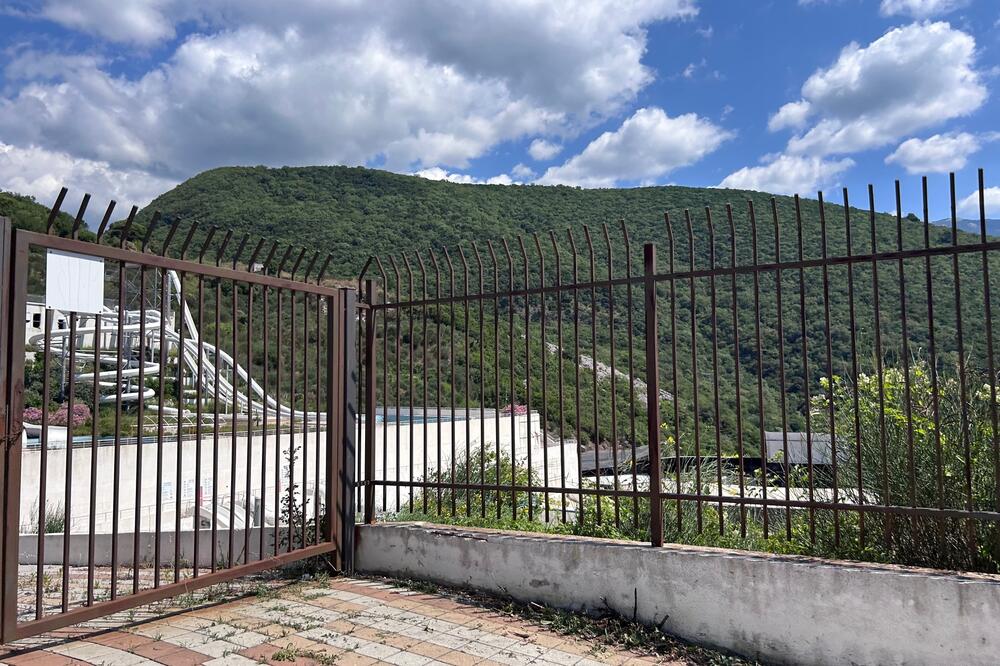 Zarđala ograda i nepokošena trava, Foto: Vuk Lajović