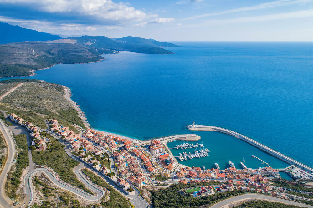 Naselje “Luštica bej” koje se gradi na zakupljenoj državnoj zemlji, Foto: Sinisa Lukovic