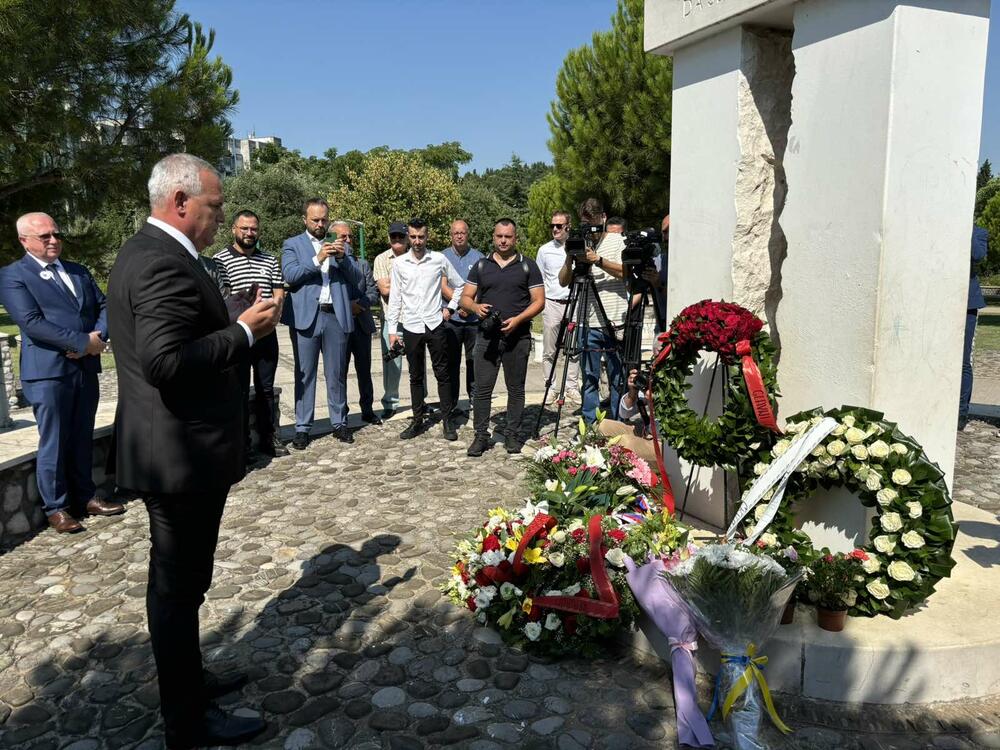 <p>Predsjednik Bošnjačkog vijeća Suljo Mustafić, kazao je da je Srebrenica najtužnija riječ našeg jezika, a Potočari najveći mezar u bošnjačkoj istoriji</p>