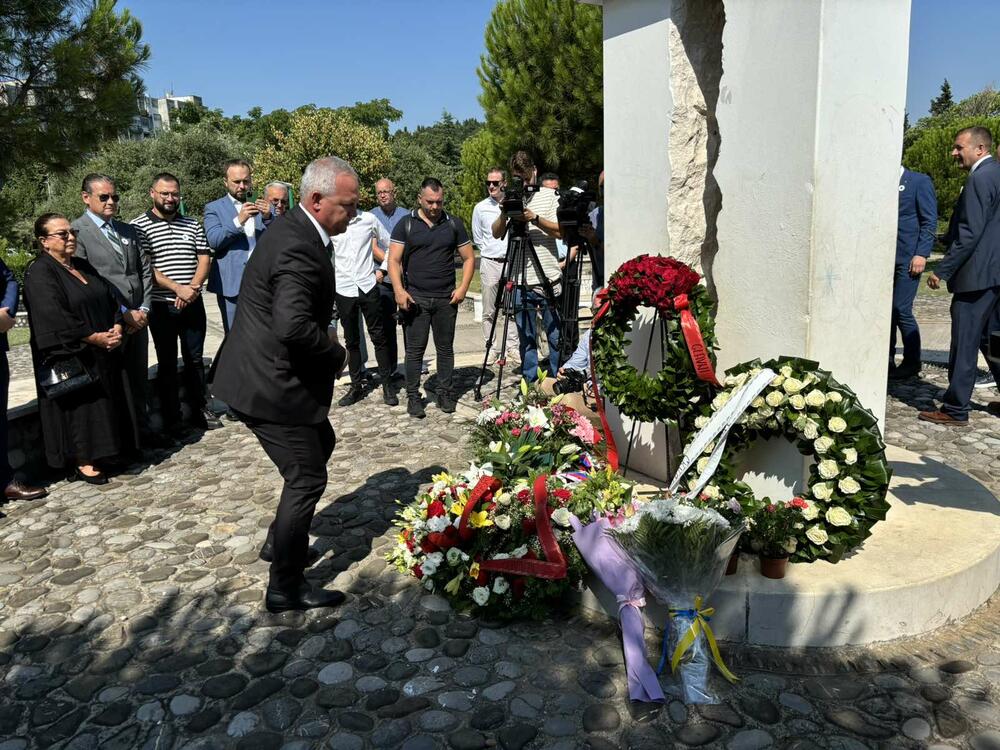 <p>Predsjednik Bošnjačkog vijeća Suljo Mustafić, kazao je da je Srebrenica najtužnija riječ našeg jezika, a Potočari najveći mezar u bošnjačkoj istoriji</p>