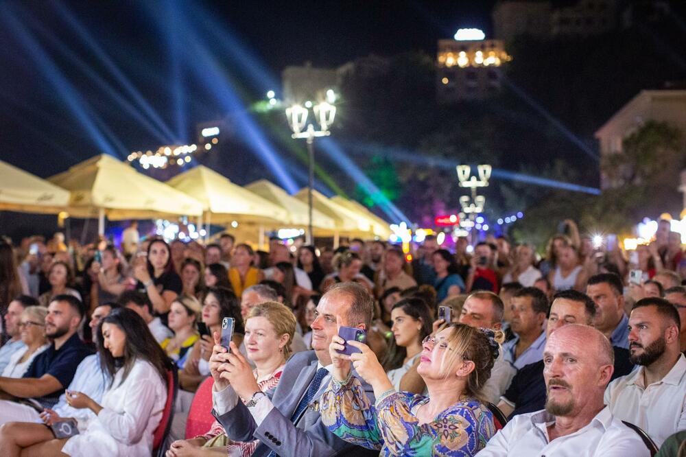 <p>Ansambl "Šota" je jedan od najpopularnijih i najstarijih folklornih ansambala na Kosovu</p>