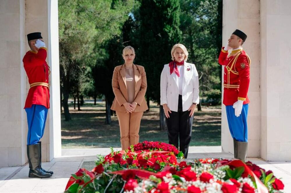 Olivera Injac i Jelena Borovinić Bojović prilikom polaganja vijenca na spomeniku na Gorici, Foto: Glavni grad Podgorica