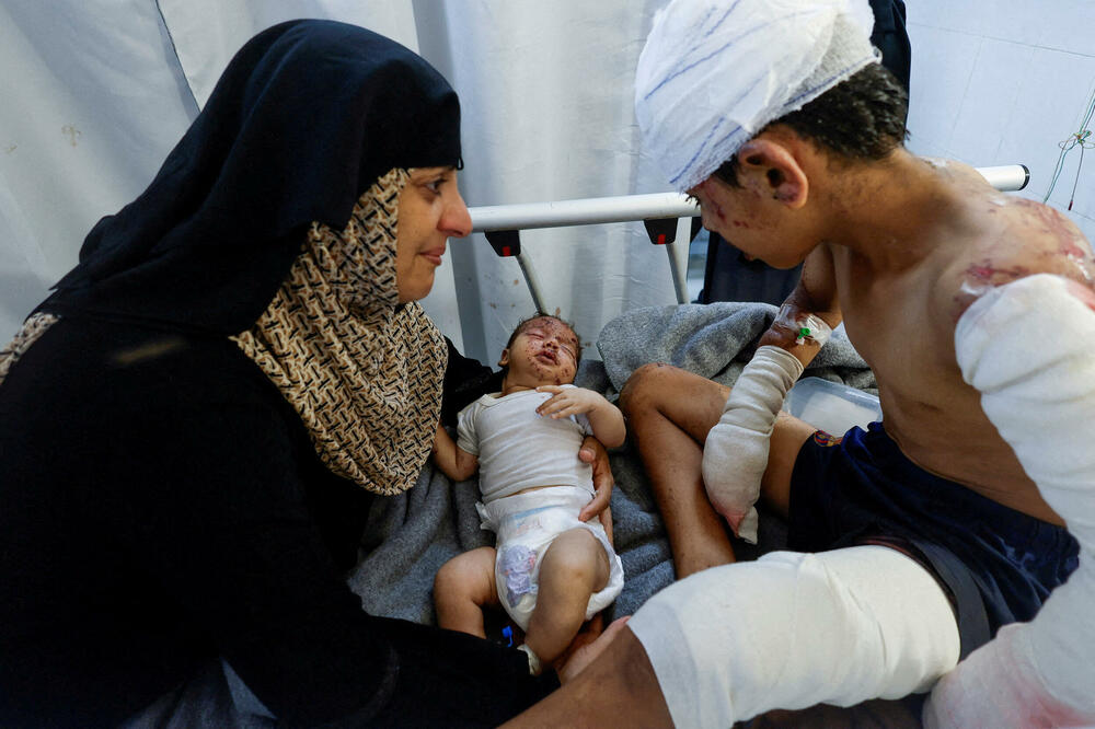 Palestinski dječak Tarik Kamar, koji je povrijeđen u napadu koji je usmrtio njegovu majku, sa bratom i tetkom, Foto: Rojters