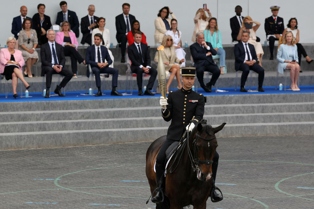 Olimpijski pobjednik u konjičkom sportu je nosio Oimpijski plamen pored delegacije predsjednika Francuske, Foto: REUTERS