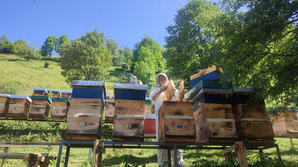 <p>Đorđe Bajagić iz Plužina zna samo za petice, bavi se pčelarstvom, lovom, planinari, igra folklor i drži zdravice</p>