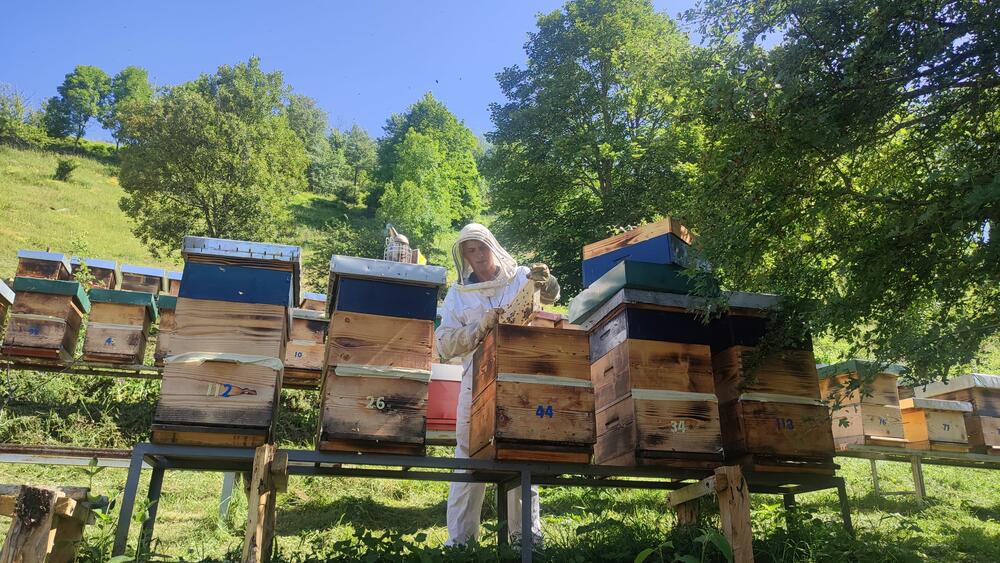 <p>Đorđe Bajagić iz Plužina zna samo za petice, bavi se pčelarstvom, lovom, planinari, igra folklor i drži zdravice</p>