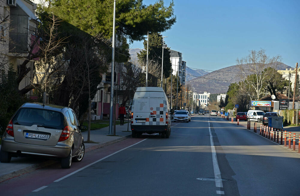 Vozači nerijetko zauzimaju i biciklističke trake: Ulica Kralja Nikole u Podgorici (arhiva)