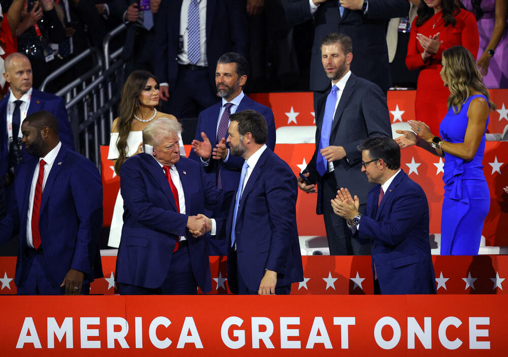 <p>Na mitingu u Milvokiju govorila je i manekenka i reperka Amber Rouz koja je promijenila tabor. Bivša Trampova kritičarka govorila je zašto i kako se pridružila pokretu "Učini Ameriku ponovo velikom", ili kako je rekla: "Stavila sam crveni šešir" (crveno je boja republikanaca)</p>