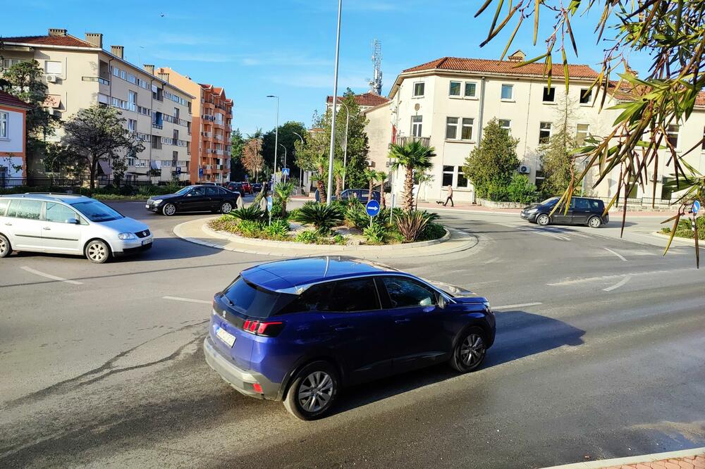 Kružni tok kod stare zgrade Opštine, Foto: Siniša Luković