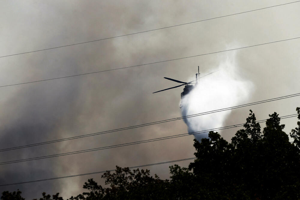 Helikopter gasi šumski požar u blizini Negotina u Sjevernoj Makedoniji, Foto: Rojters