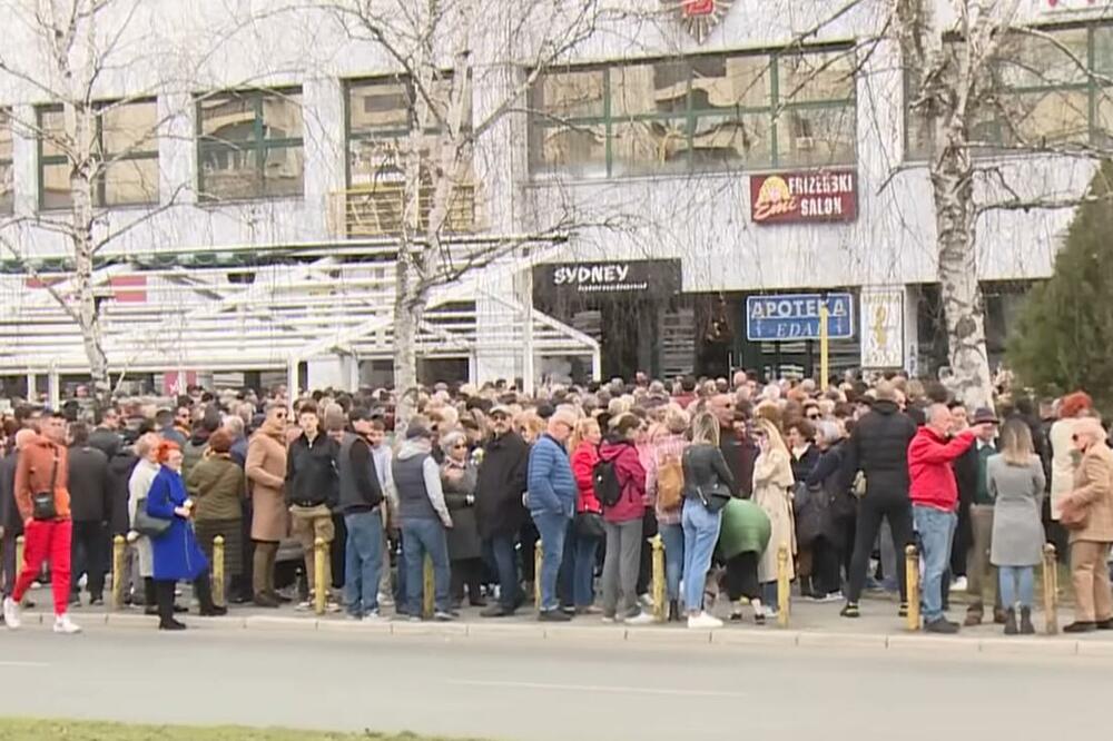 Stotine građana Tuzle okupljeno ispred objekta u kojem je Ćustendil ubio Kahrimanović (11. februar 2024.), Foto: Screenshot/Youtube