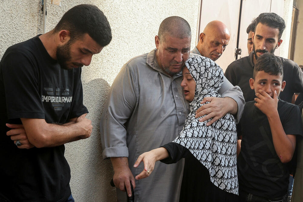 Palestinci oplakuju svoje voljene koje su ubili izraelski napadi u Dejr al Balahu u centralnom pojasu Gaze (17. jul 2024.), Foto: Reuters