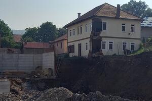 U Pljevljima se urušio dio kuće u kojoj su smještene osobe u...