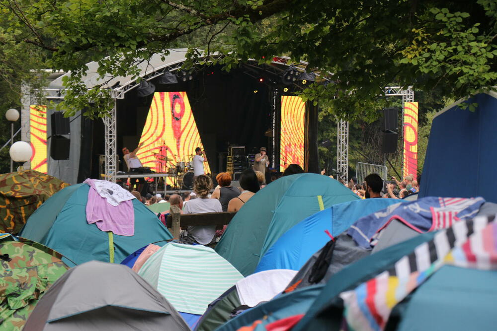 <p>Više hiljada posjetilaca okupilo se na Tjentištu i nekoliko dana prije početka festivala, pa su ih organizatori počastili koncertima na manjoj bini u kampu veče prije zvaničnog početka</p>