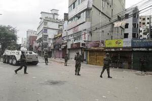 Vojnici patroliraju Bangladešom tokom policijskog časa uvedenog da...