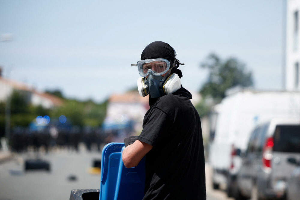 <p>Policija je ispalila suzavac i dovela kamione sa vodenim topovima i pojačanje kako bi rastjerala oko 4.000 demonstranata nakon što su nemiri izbili u ranim popodnevnim satima, pri čemu je razbijeno nekoliko fasada prodavnica i uhapšeno najmanje sedam ljudi</p>