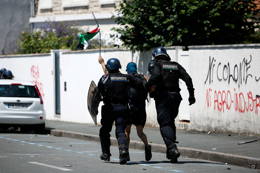 <p>Policija je ispalila suzavac i dovela kamione sa vodenim topovima i pojačanje kako bi rastjerala oko 4.000 demonstranata nakon što su nemiri izbili u ranim popodnevnim satima, pri čemu je razbijeno nekoliko fasada prodavnica i uhapšeno najmanje sedam ljudi</p>