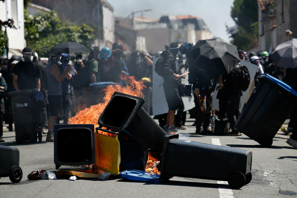 <p>Policija je ispalila suzavac i dovela kamione sa vodenim topovima i pojačanje kako bi rastjerala oko 4.000 demonstranata nakon što su nemiri izbili u ranim popodnevnim satima, pri čemu je razbijeno nekoliko fasada prodavnica i uhapšeno najmanje sedam ljudi</p>