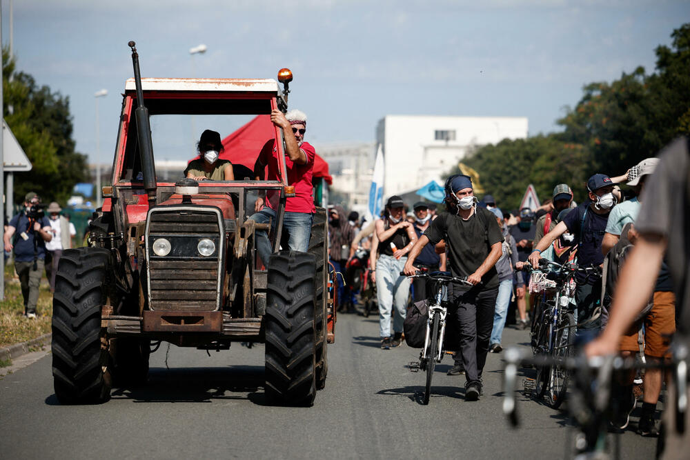 <p>Policija je ispalila suzavac i dovela kamione sa vodenim topovima i pojačanje kako bi rastjerala oko 4.000 demonstranata nakon što su nemiri izbili u ranim popodnevnim satima, pri čemu je razbijeno nekoliko fasada prodavnica i uhapšeno najmanje sedam ljudi</p>