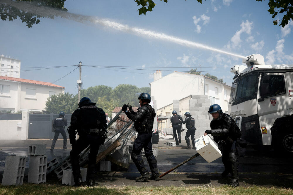 <p>Policija je ispalila suzavac i dovela kamione sa vodenim topovima i pojačanje kako bi rastjerala oko 4.000 demonstranata nakon što su nemiri izbili u ranim popodnevnim satima, pri čemu je razbijeno nekoliko fasada prodavnica i uhapšeno najmanje sedam ljudi</p>