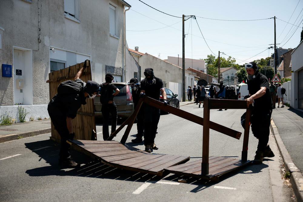 <p>Policija je ispalila suzavac i dovela kamione sa vodenim topovima i pojačanje kako bi rastjerala oko 4.000 demonstranata nakon što su nemiri izbili u ranim popodnevnim satima, pri čemu je razbijeno nekoliko fasada prodavnica i uhapšeno najmanje sedam ljudi</p>