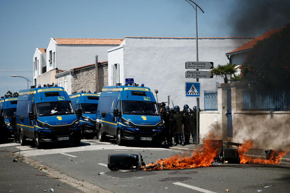 <p>Policija je ispalila suzavac i dovela kamione sa vodenim topovima i pojačanje kako bi rastjerala oko 4.000 demonstranata nakon što su nemiri izbili u ranim popodnevnim satima, pri čemu je razbijeno nekoliko fasada prodavnica i uhapšeno najmanje sedam ljudi</p>