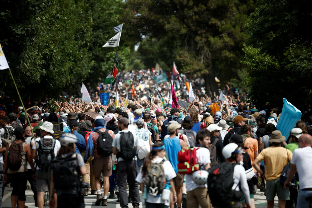 <p>Policija je ispalila suzavac i dovela kamione sa vodenim topovima i pojačanje kako bi rastjerala oko 4.000 demonstranata nakon što su nemiri izbili u ranim popodnevnim satima, pri čemu je razbijeno nekoliko fasada prodavnica i uhapšeno najmanje sedam ljudi</p>