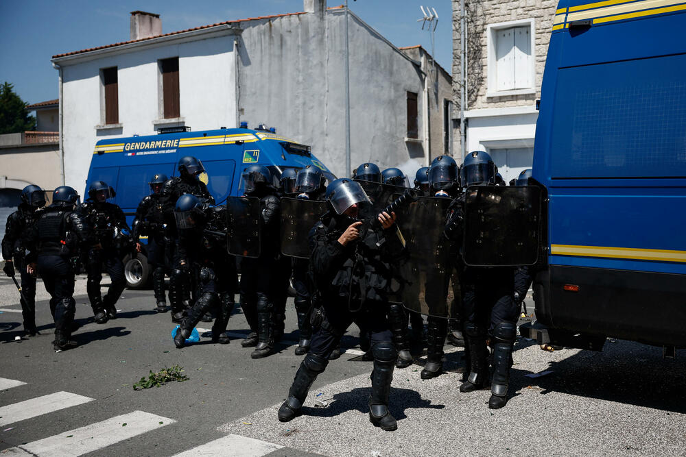 <p>Policija je ispalila suzavac i dovela kamione sa vodenim topovima i pojačanje kako bi rastjerala oko 4.000 demonstranata nakon što su nemiri izbili u ranim popodnevnim satima, pri čemu je razbijeno nekoliko fasada prodavnica i uhapšeno najmanje sedam ljudi</p>