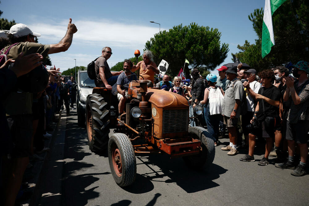 <p>Policija je ispalila suzavac i dovela kamione sa vodenim topovima i pojačanje kako bi rastjerala oko 4.000 demonstranata nakon što su nemiri izbili u ranim popodnevnim satima, pri čemu je razbijeno nekoliko fasada prodavnica i uhapšeno najmanje sedam ljudi</p>