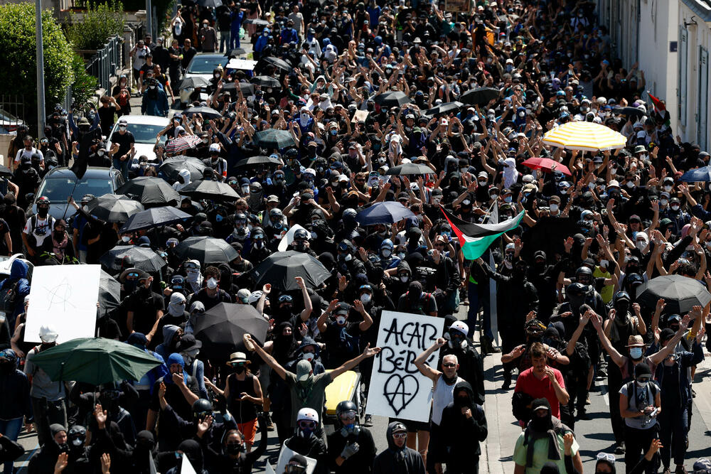 <p>Policija je ispalila suzavac i dovela kamione sa vodenim topovima i pojačanje kako bi rastjerala oko 4.000 demonstranata nakon što su nemiri izbili u ranim popodnevnim satima, pri čemu je razbijeno nekoliko fasada prodavnica i uhapšeno najmanje sedam ljudi</p>