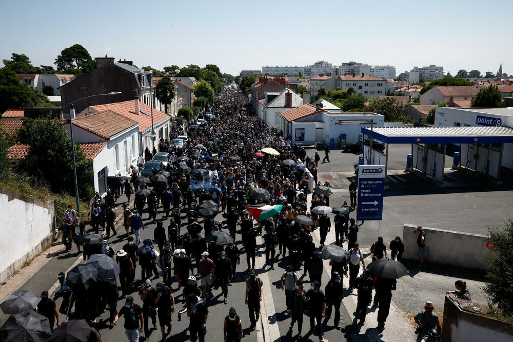 <p>Policija je ispalila suzavac i dovela kamione sa vodenim topovima i pojačanje kako bi rastjerala oko 4.000 demonstranata nakon što su nemiri izbili u ranim popodnevnim satima, pri čemu je razbijeno nekoliko fasada prodavnica i uhapšeno najmanje sedam ljudi</p>