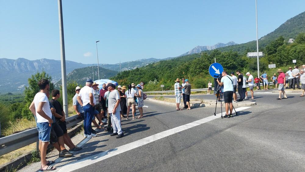 <p>Blokada je počela u devet sati i plan je bio da traje do podne. Odlukom okupljenih, ona je prekinuta sat ranije zbog, kako su naveli, obzira prema turističkoj sezoni</p>