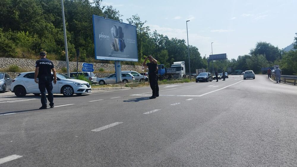 <p>Blokada je počela u devet sati i plan je bio da traje do podne. Odlukom okupljenih, ona je prekinuta sat ranije zbog, kako su naveli, obzira prema turističkoj sezoni</p>