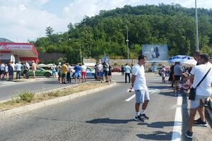 Crmničani na dva sata blokirali saobraćaj ka Sozini, najavili novi...